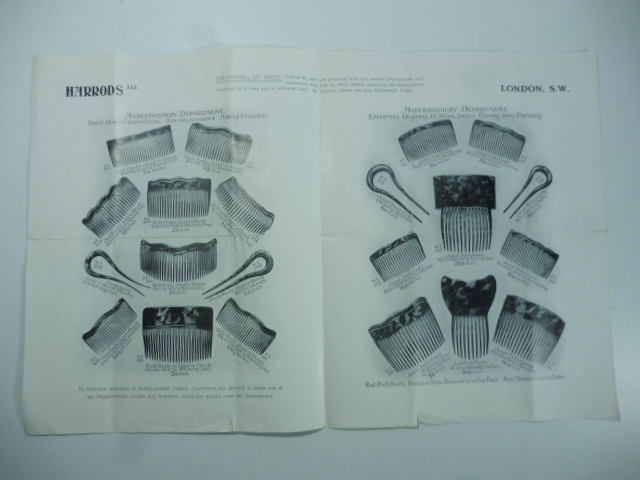 Harrods, London. Trimmings and belt Department. Pieghevole pubblicitario cinture e pettini per capelli
